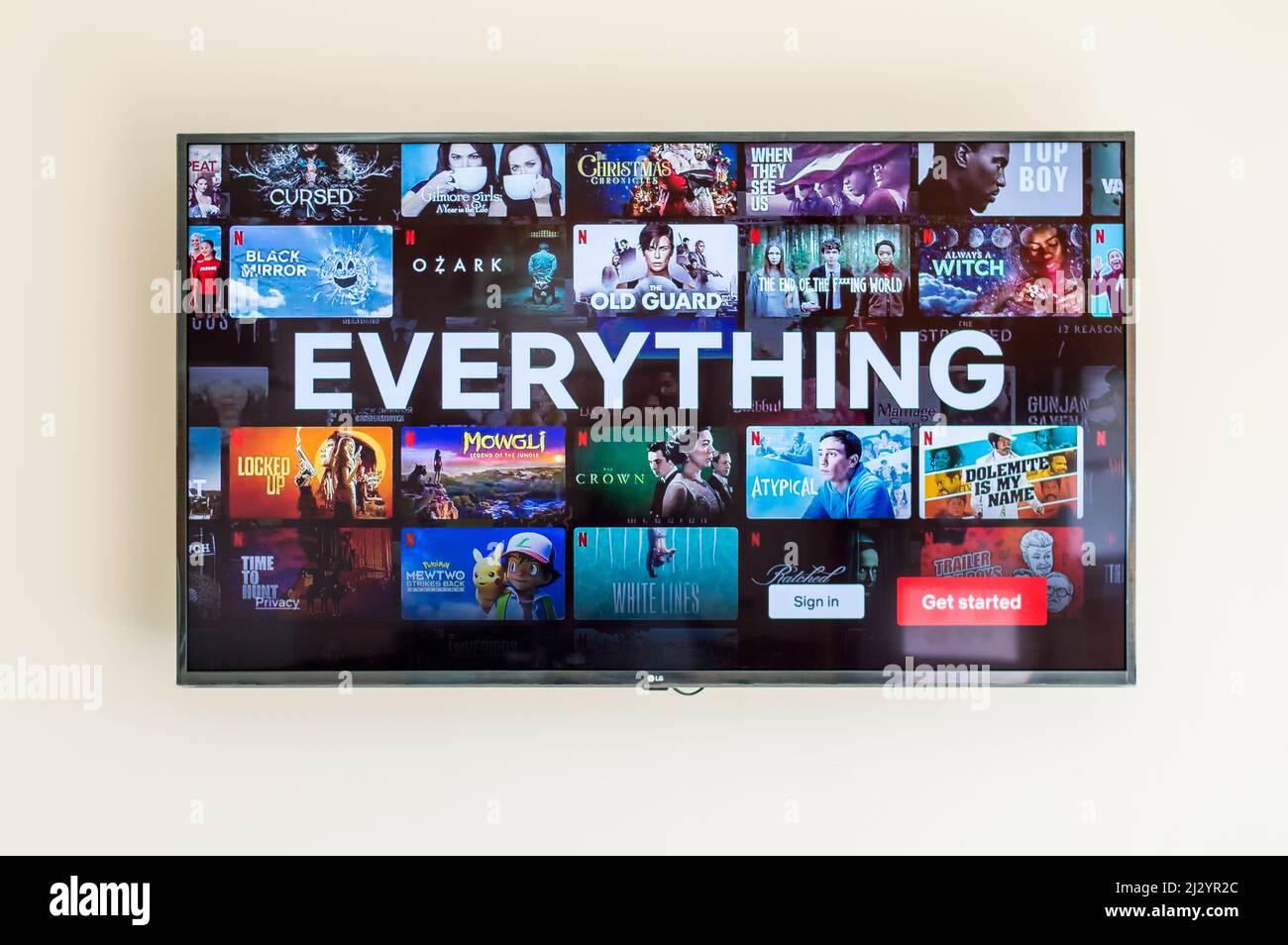 Netflix Anmeldebildschirm auf Fernsehbildschirm an der Wand montiert Stockfoto