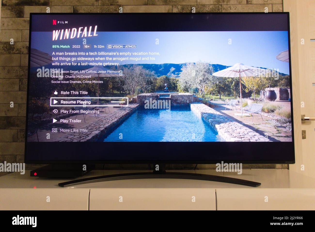 KONSKIE, POLEN - 02. April 2022: Netflix-Plattform auf tv-Bildschirm mit Windfall-Kriminaldrama-Film Stockfoto