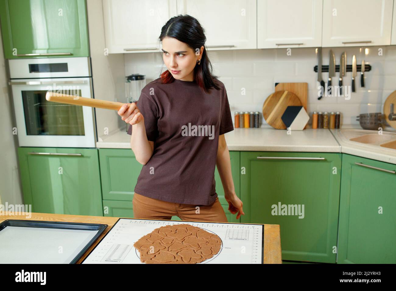 Junge glücklich fröhlich brünette gemischt Rennen Frau Kochen weihnachten hausgemachte Kekse. Stockfoto