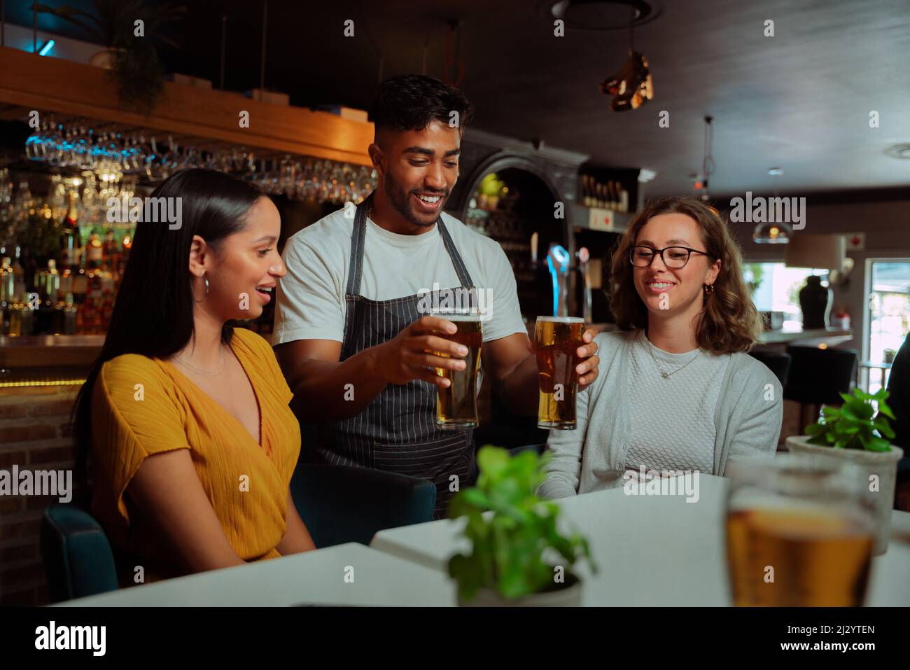 Freunde gingen zum Abendessen im Restaurant und tranken Bier Stockfoto