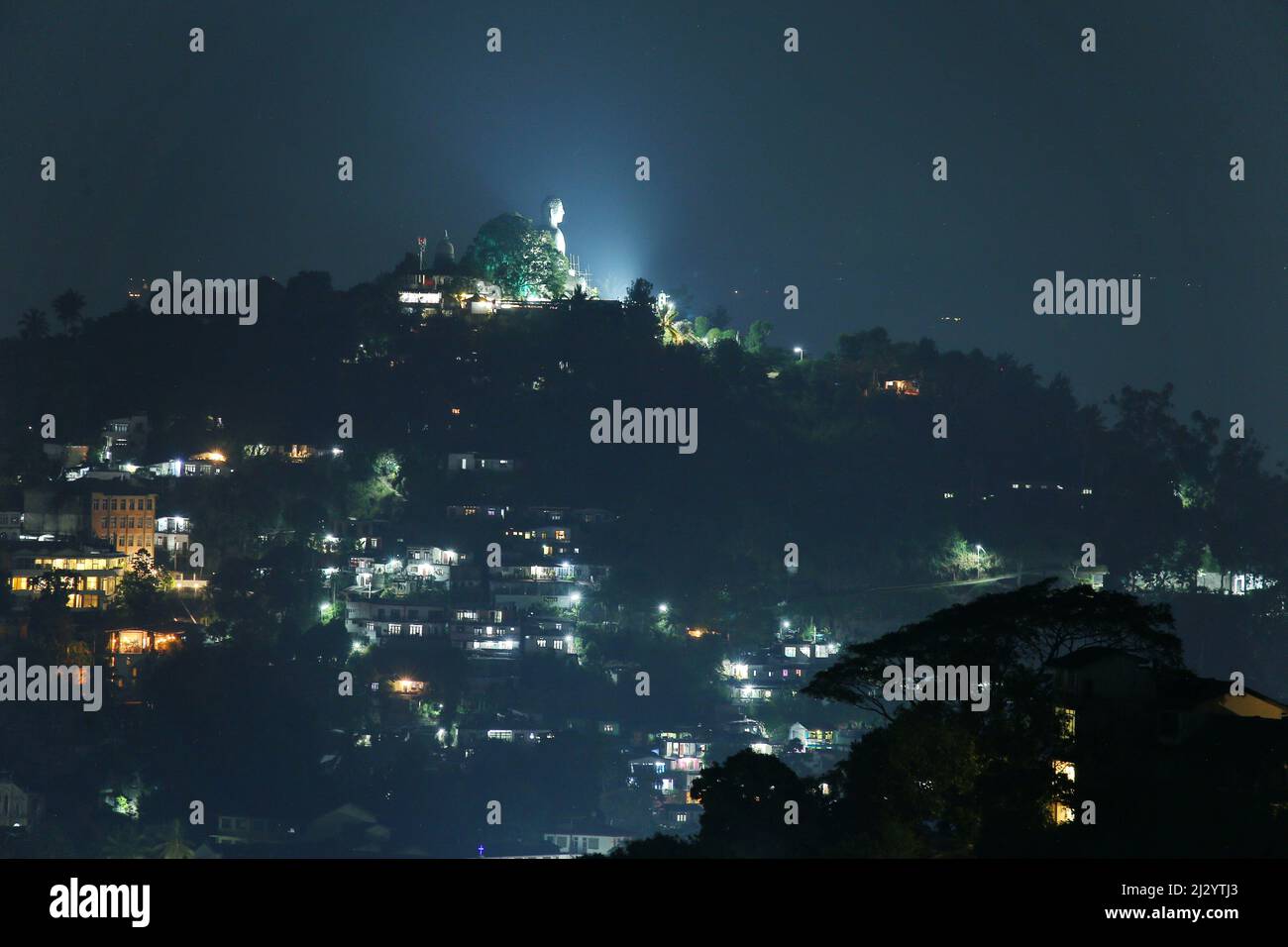 Nächtliche Ansicht von Kandy, der heiligen Stadt Sri Lankas Stockfoto
