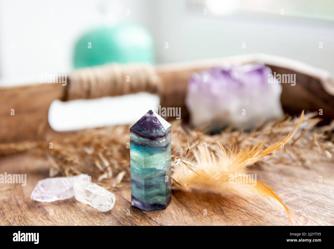 Durchscheinender Fluorit Kristall Stehpunkt Edelstein im Schlafzimmer auf natürlichem Holztablett. Heilendes und klärendes Energiekonzept. Stockfoto