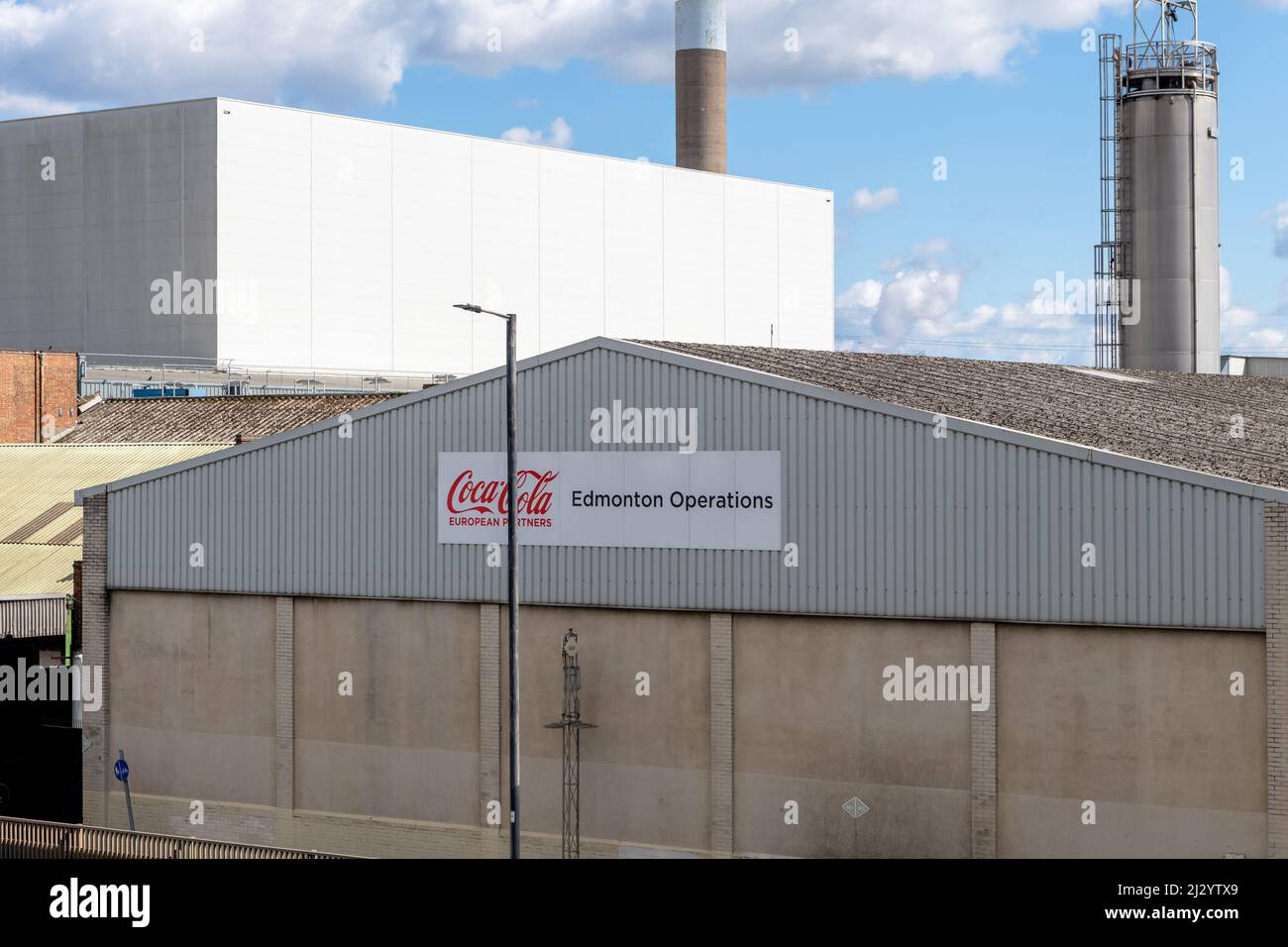 London. GROSSBRITANNIEN: 04.03.2022. Außenansicht der Abfüllanlage von Coca Cola in Edmonton. Stockfoto