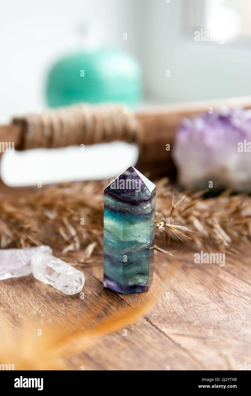 Durchscheinender Fluorit Kristall Stehpunkt Edelstein im Schlafzimmer auf natürlichem Holztablett. Heilendes und klärendes Energiekonzept. Stockfoto