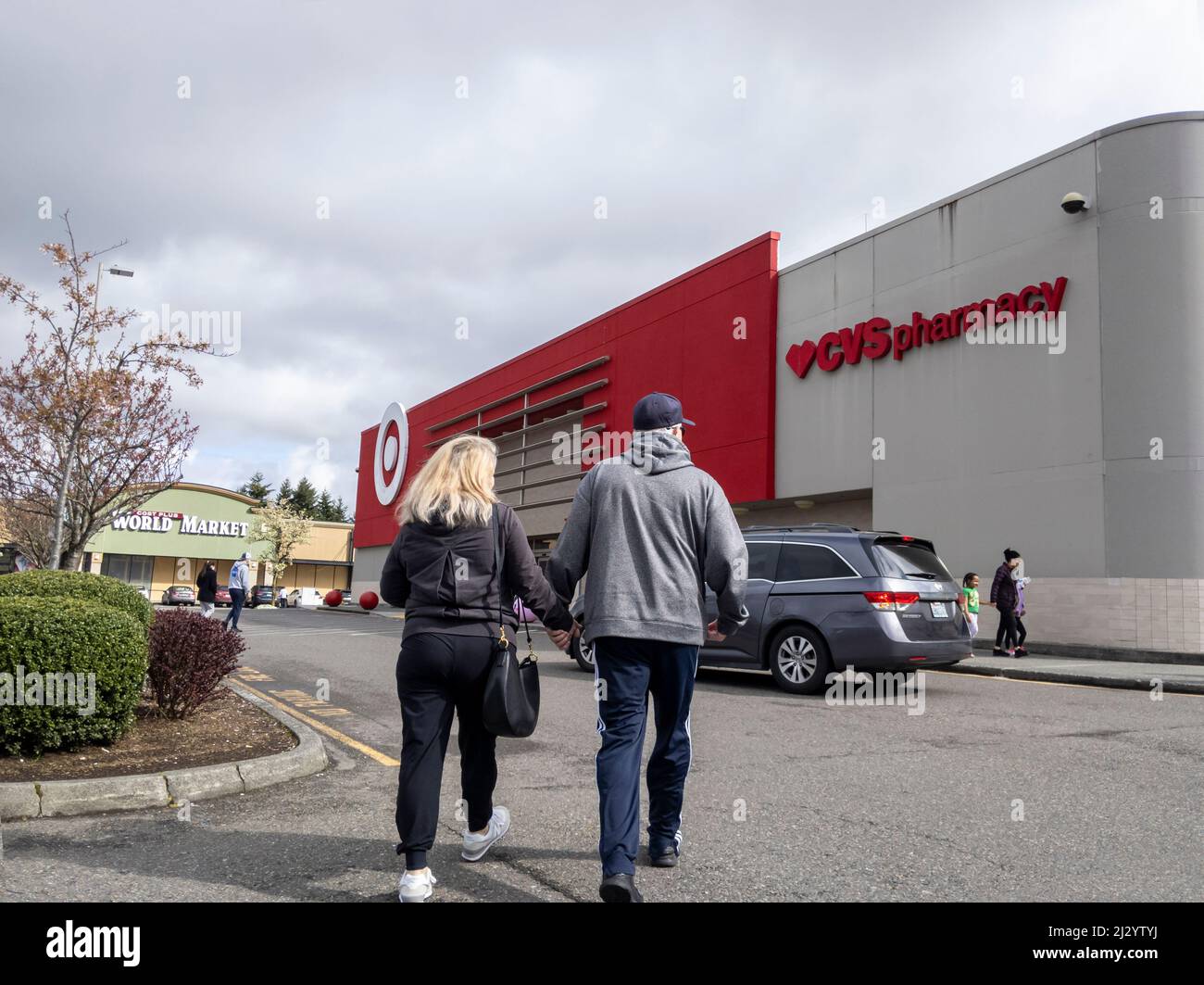 Lynnwood, WA USA - ca. März 2022: Blick auf einen Mann und eine Frau, die in ein Target-Geschäft mit einer CVS-Apotheke gehen. Stockfoto