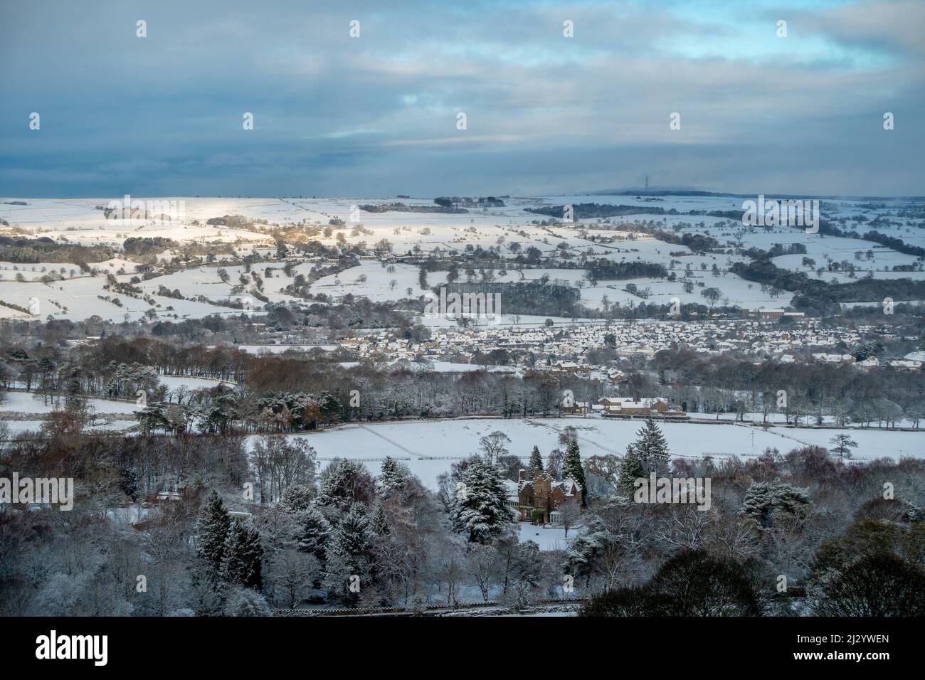 Schnee bedeckt das Dorf Burley-in-Wharfedale und verwandelt es in ein Winterwunderland, West Yorkshire, England, Großbritannien Stockfoto
