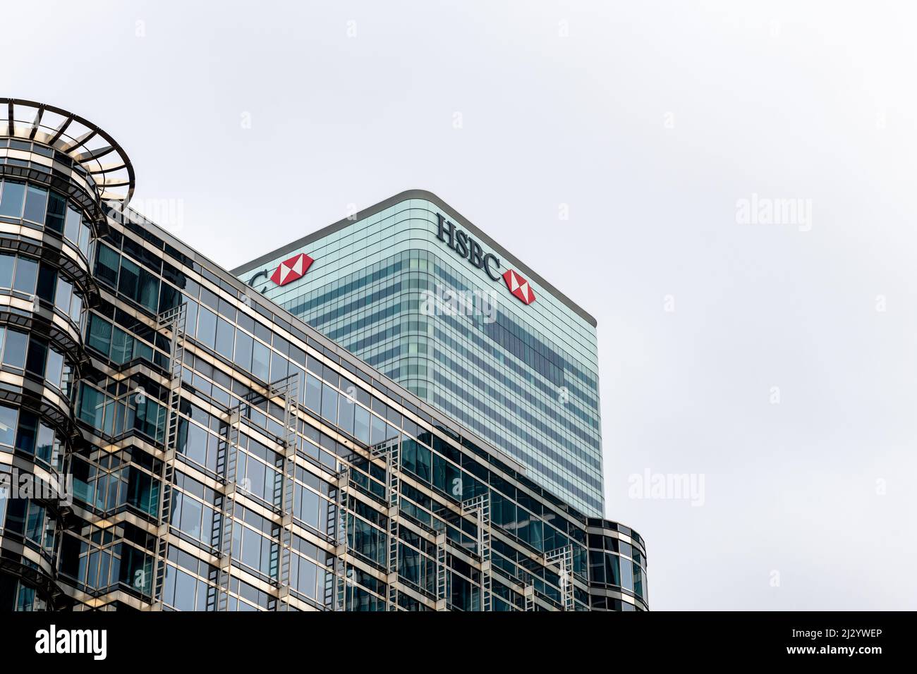London. UK-03.30.2022. Außenansicht des HSBC Tower in Canary Wharf. Der britische Hauptsitz einer alten britischen Bank, in der der größte Teil ihrer Geschäftstätigkeit besteht Stockfoto