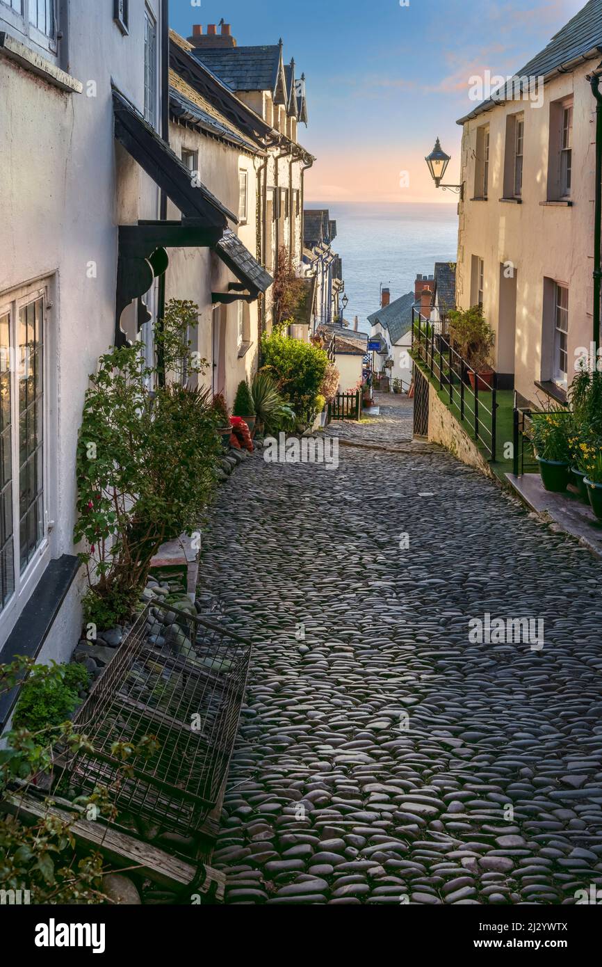 Eine der malerischen Kopfsteinpflasterstraßen im historischen Fischerdorf Clovelly in North Devon. Stockfoto