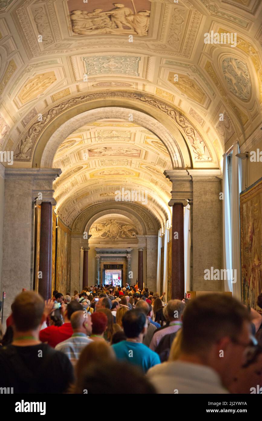 Besucher der Vatikanischen Museen Stockfoto
