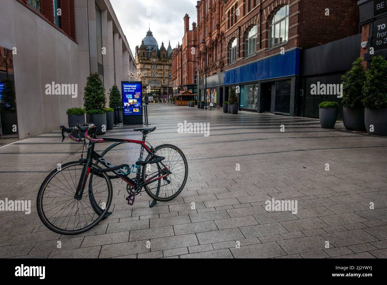 Cube Rennrad mit einem sicheren Fahrradschloss gegen einen Fahrradträger in Leeds, West Yorkshire, England, Großbritannien, gesperrt Stockfoto
