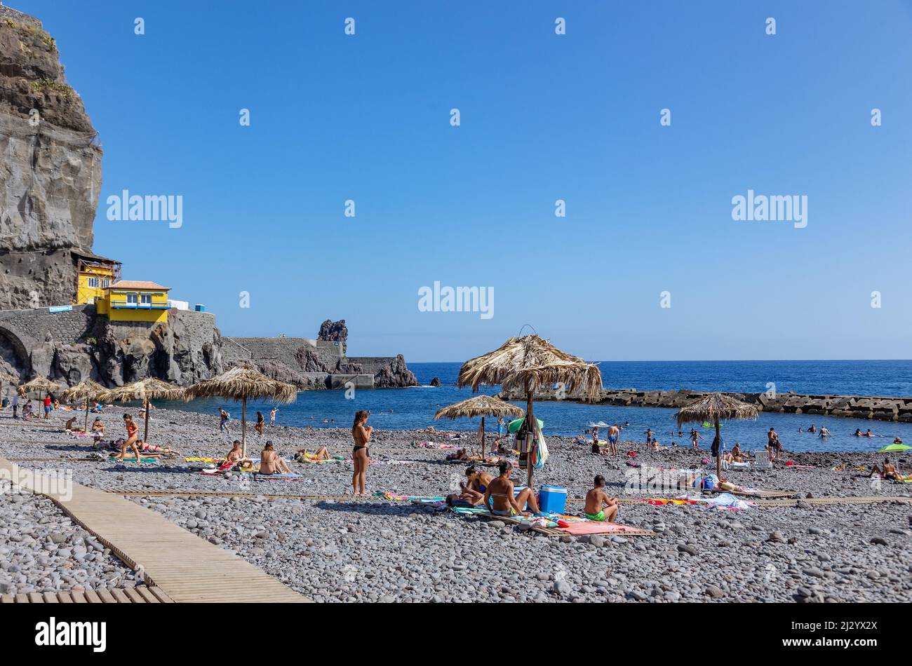 Ponta do Sol, Pebble Beach, Cais da Ponte do Sol, Restaurant Sol Poente Stockfoto