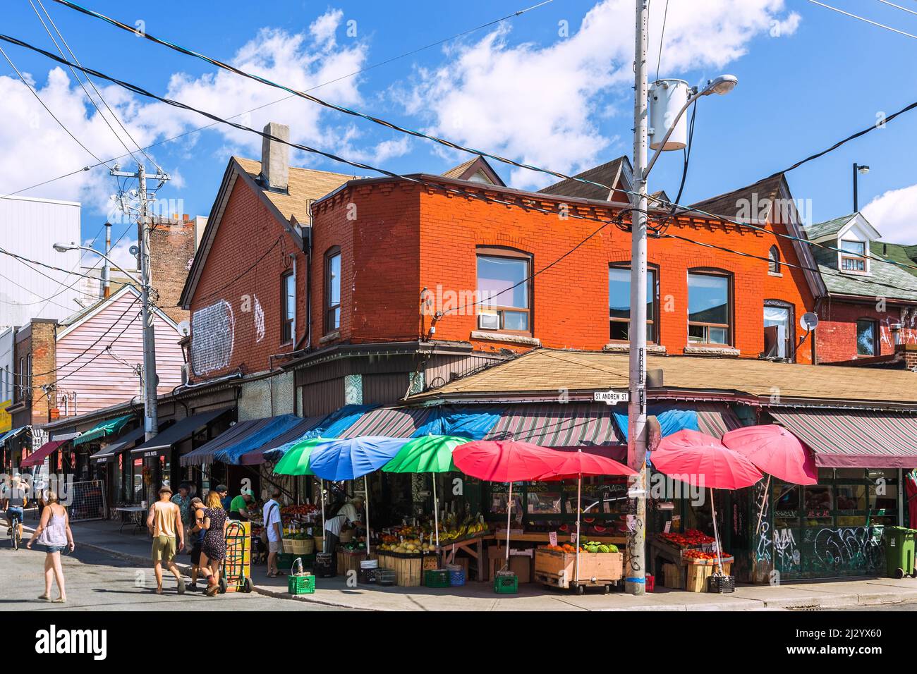 Toronto, Kensington Market, Straßenszene mit Geschäften auf der St Andrew Street Stockfoto