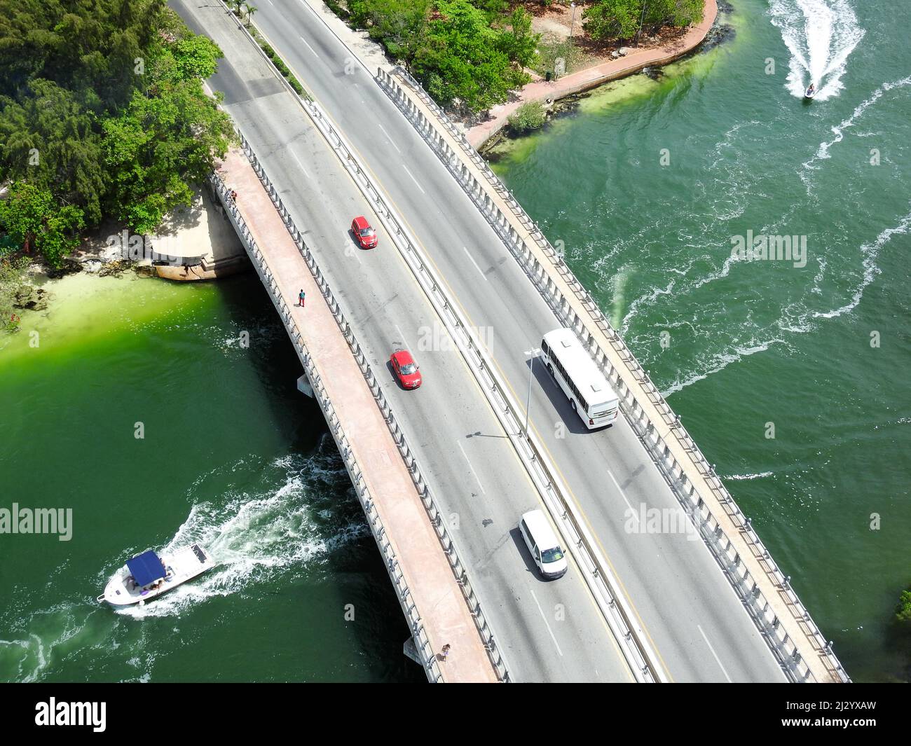 Fahrzeugverkehr über die Cancun-Brücke. Höhepunkt Stockfoto