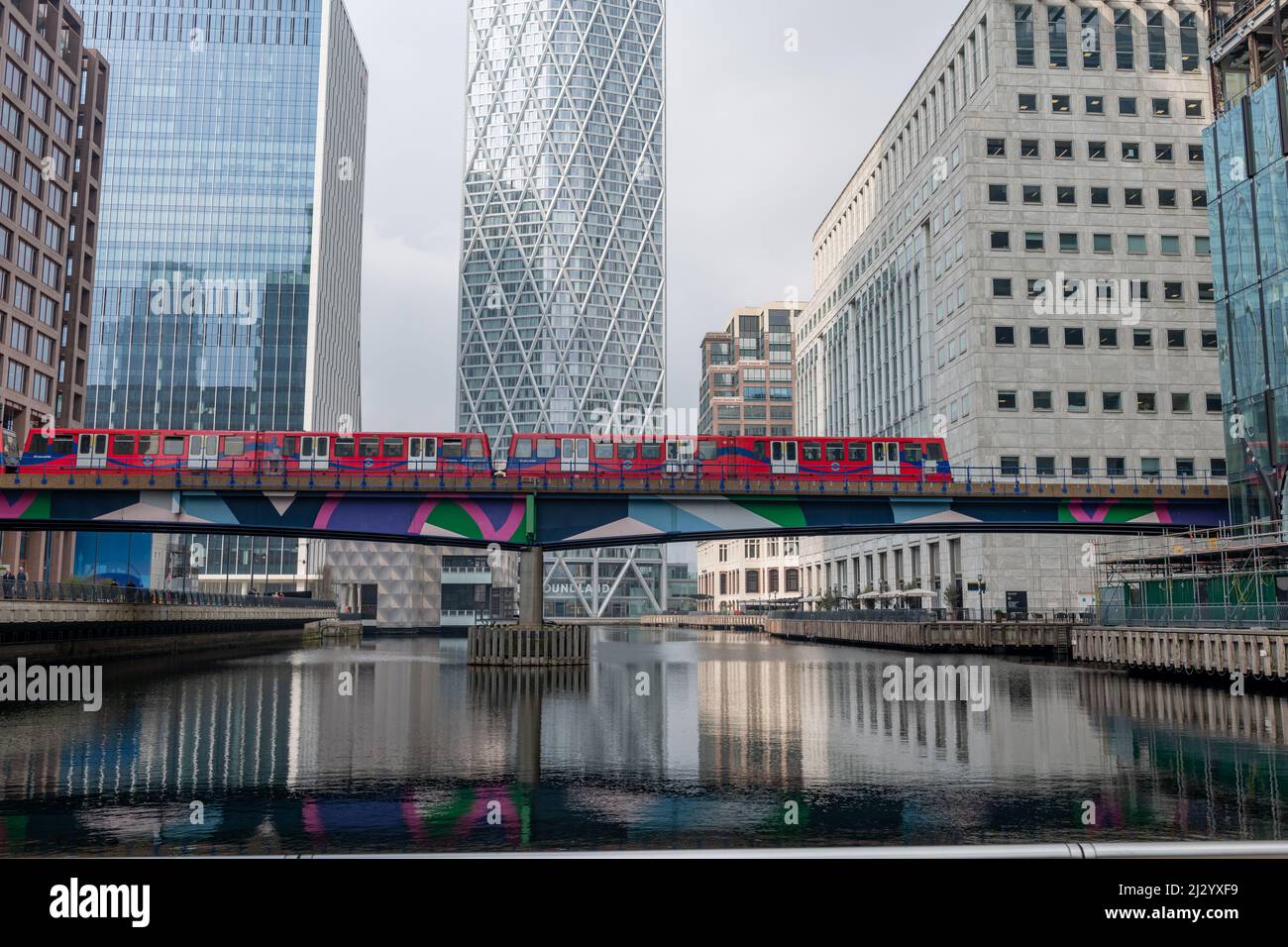 London. UK-03.30.2022. Ein General von Middle Dock in Canary Wharf mit der Docklands Light Railway und Wolkenkratzern. Stockfoto
