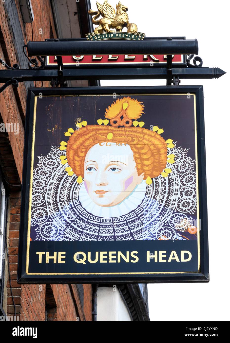 Traditionelles hängendes Pub-Schild am Queens Head - einem öffentlichen Haus von Fuller - The Borough, Farnham, Surrey, England, Großbritannien. Stockfoto