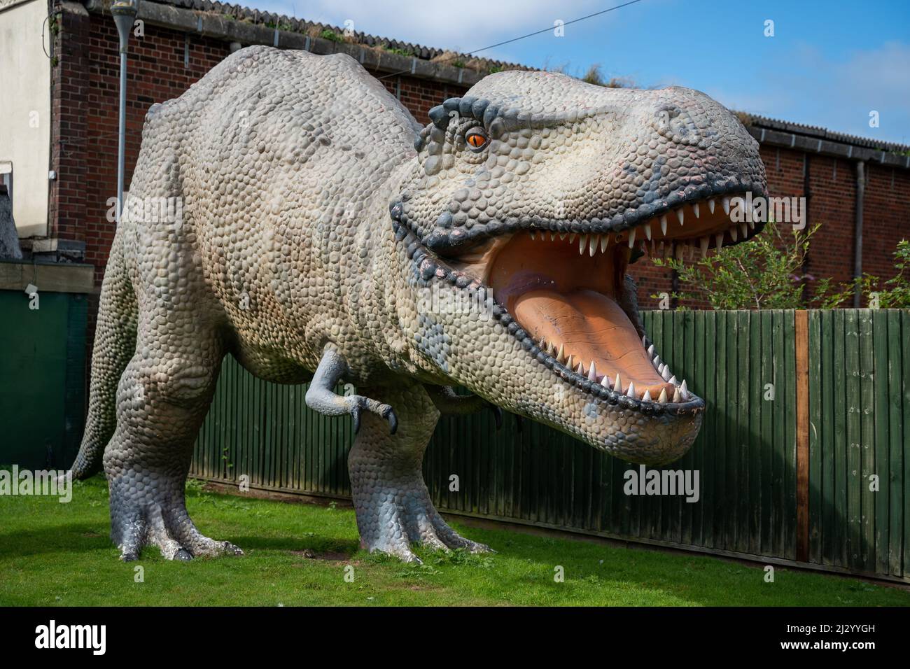 Dinosaurierskulptur in Originalgröße im Balckpool Zoo Stockfoto