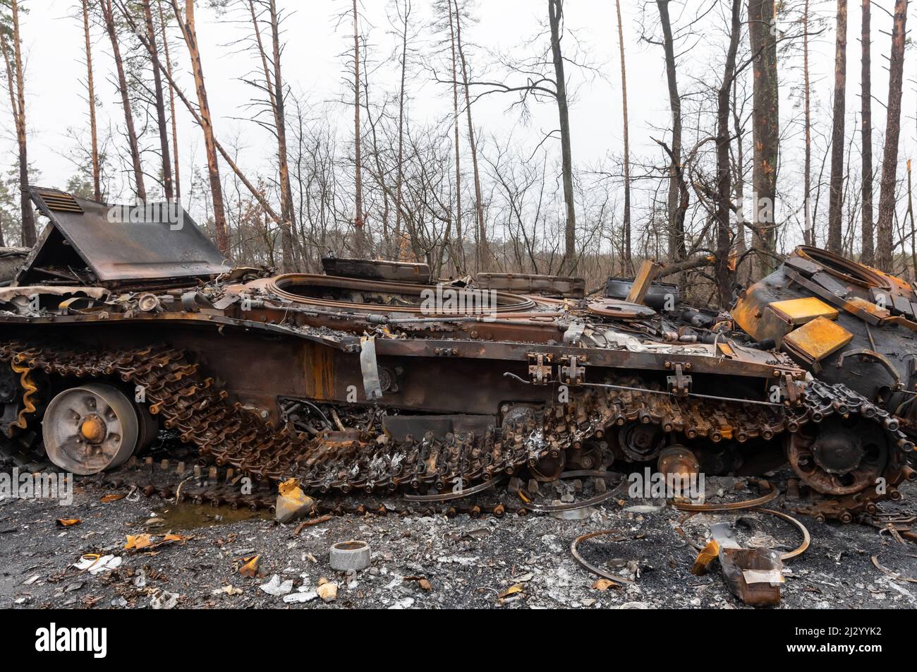 Bucha, Ukraine. 02. April 2022. Die zerbrochenen Panzer und die Kampffahrzeuge der russischen Eindringlinge, die in der Nähe des Dorfes Dmitriewka gesehen wurden. Kredit: SOPA Images Limited/Alamy Live Nachrichten Stockfoto