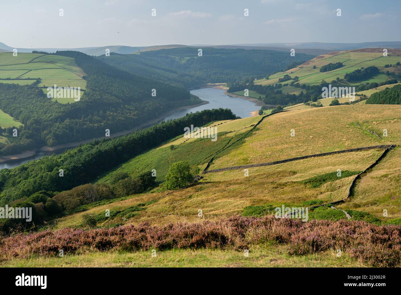 Blick von einem Fußweg zu einer Coach and Horses Rock Formation und Salzkeller Derwent Edge Stockfoto