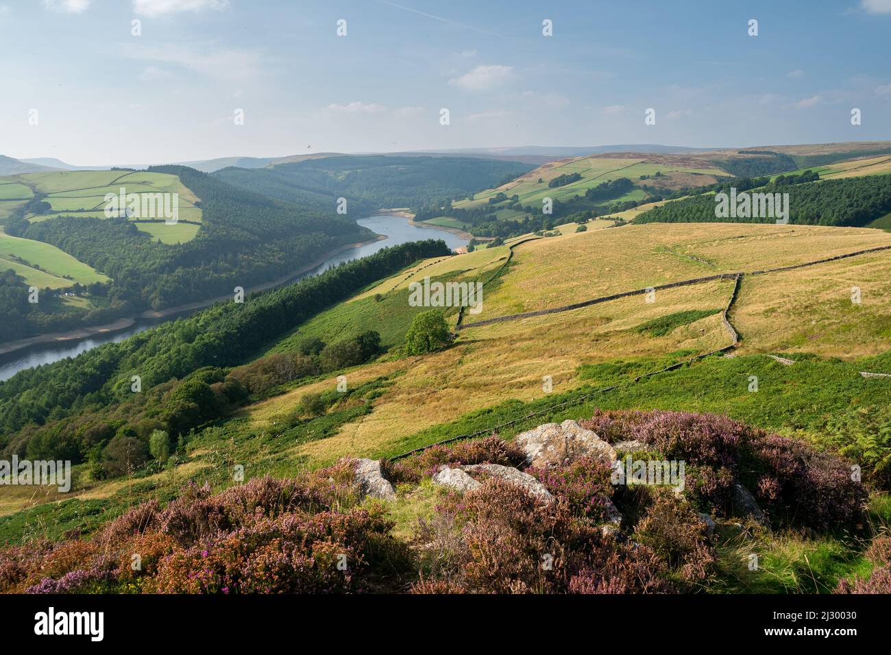Blick von einem Fußweg zu einer Coach and Horses Rock Formation und Salzkeller Derwent Edge Stockfoto