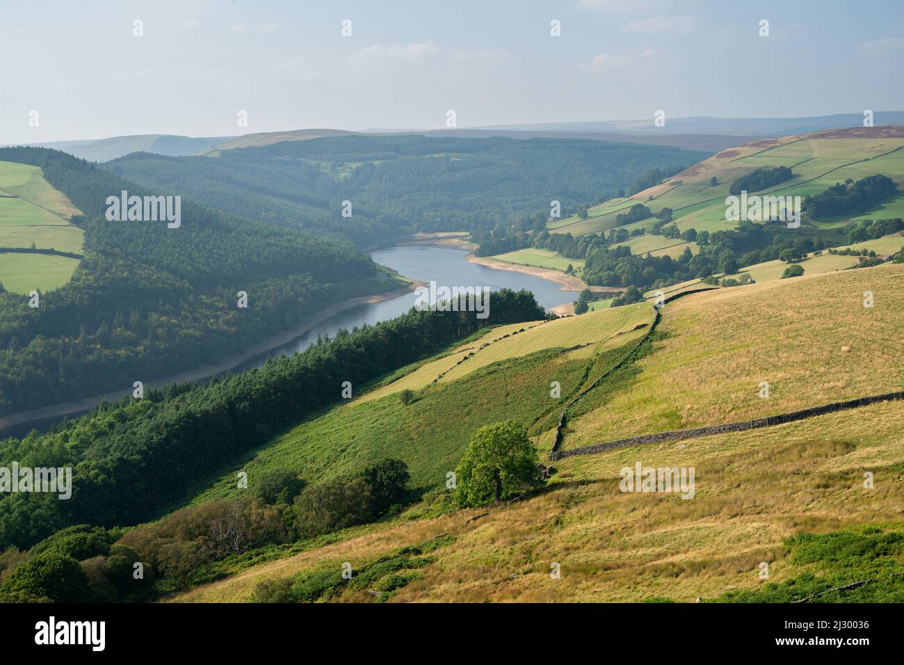 Blick von einem Fußweg zu einer Coach and Horses Rock Formation und Salzkeller Derwent Edge Stockfoto