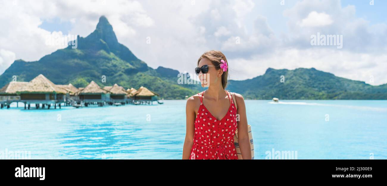 Bora Bora Urlaub. Frau in Französisch-Polynesien im Paradies Motu auf Bora Bora mit dem Berg Otemanu im Hintergrund. Menschen im Traumurlaub Stockfoto