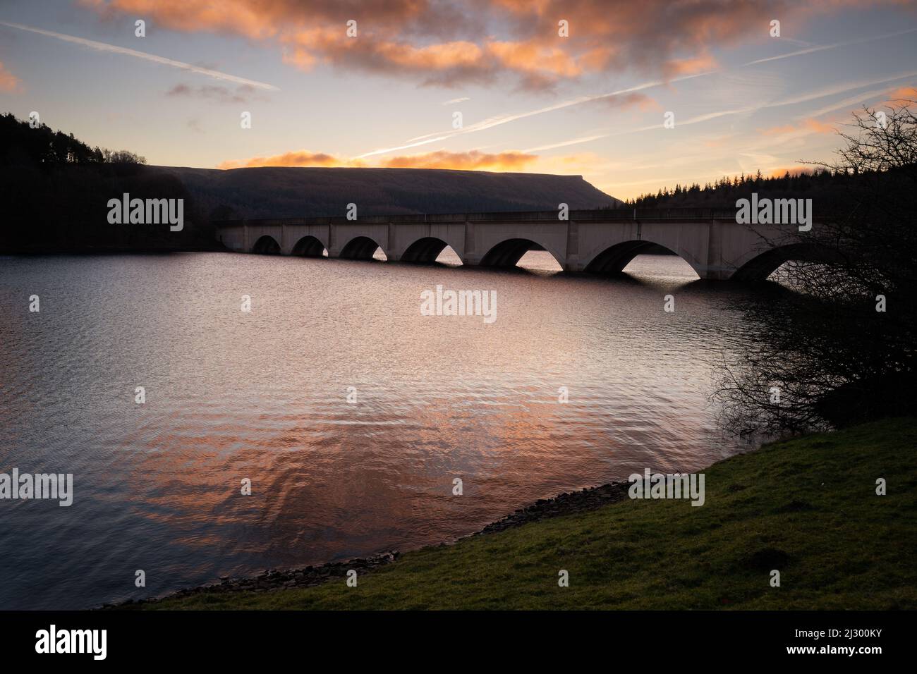Bamford Edge, Ladybower Reservoir und Umgebung im Peak District, Landschaftsfotografie Stockfoto