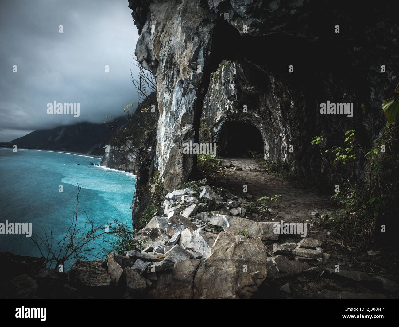 Verlassene Autobahn-Tunnel durch Qingshui Cliffs in Hualien Country, Ost-Taiwan Stockfoto