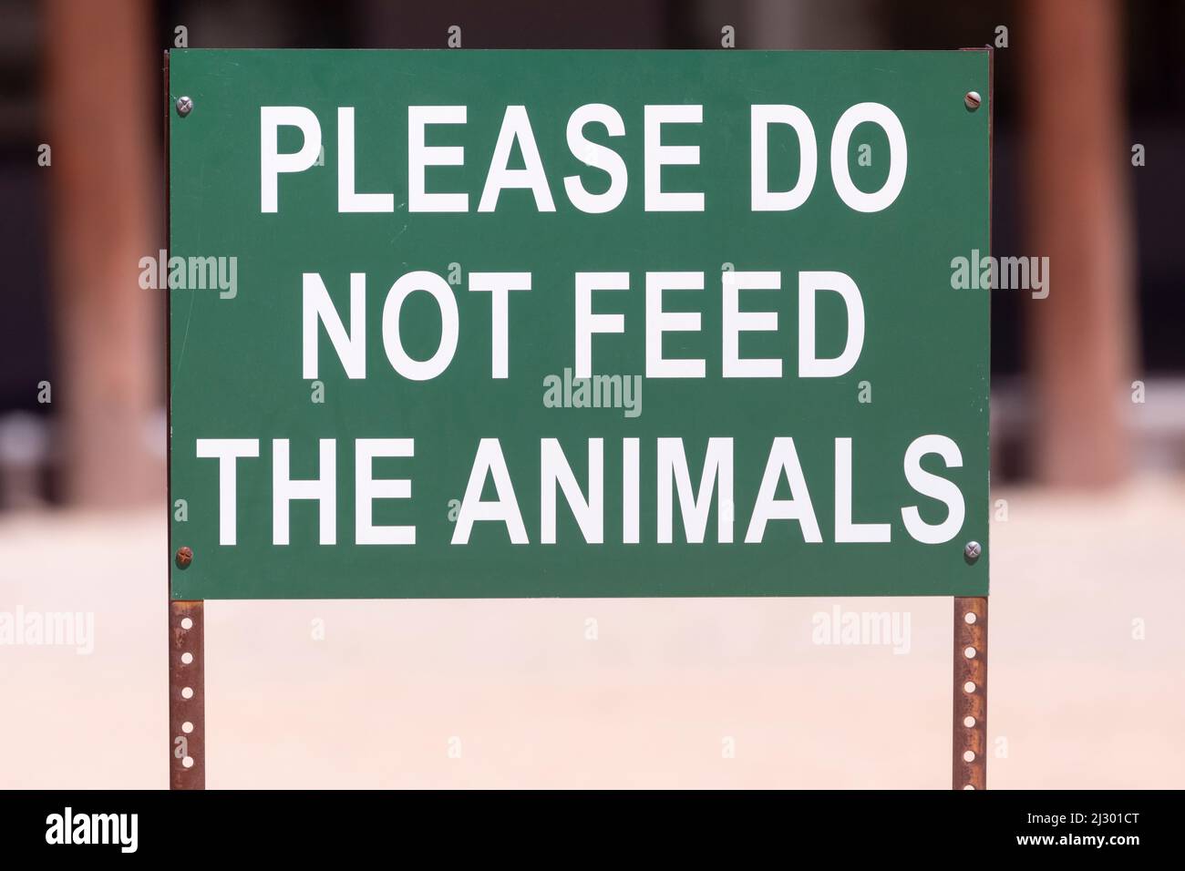 Schild - BITTE FÜTTERN SIE DIE TIERE nicht - außerhalb einer Wildtieranlage Stockfoto