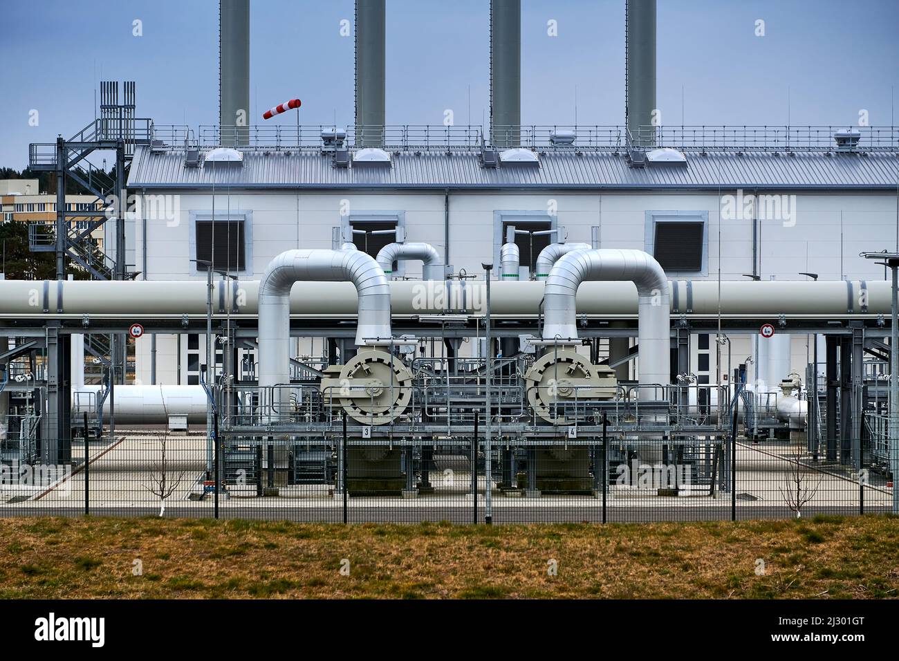 Lubmin, Mecklenburg-Vorpommern - 3. April 2022: Gasleitungen, Anschlüsse, Ausrüstung und Druckminderer am Standort NordStre von Gazprom Stockfoto