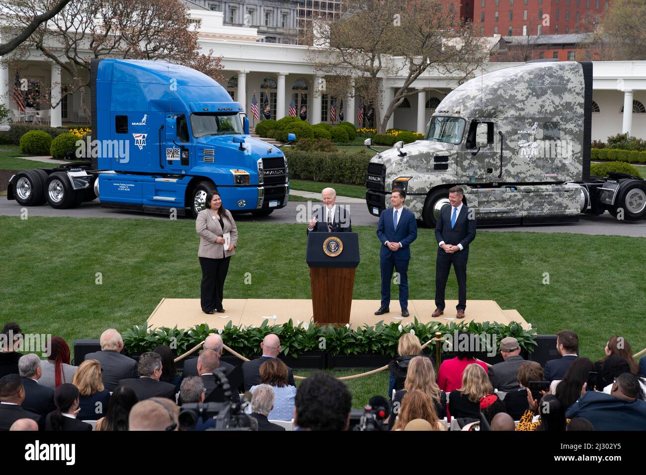 Der Präsident der Vereinigten Staaten, Joe Biden, erklärt am Montag, den 4. April 2022, im Weißen Haus in Washington, DC, die Fortschritte, die beim Aktionsplan der Regierung zur Stärkung der Lieferketten erzielt wurden. Bei Biden sind die Praktikantin Maria Rodriguez (links), der US-Verkehrsminister Pete Buttigieg (2. rechts) und der ehemalige Kongressabgeordnete Patrick Murphy (rechts). Quelle: Chris Kleponis/CNP /MediaPunch Stockfoto