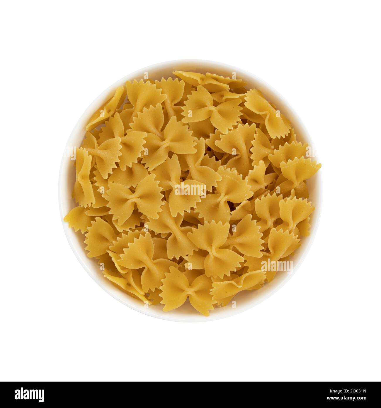 Pasta-Farfalle in Keramikschale isoliert auf weißem Hintergrund, rohe Pasta in Form von Bogen, Draufsicht Stockfoto