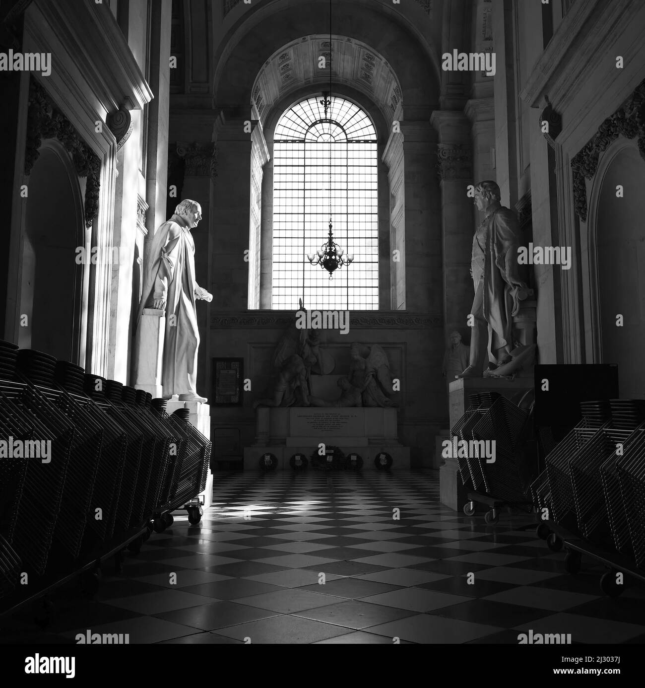 London, Greater London, England, März 12 2022: Statuen in der St. Pauls Cathedral. Monochrom Stockfoto
