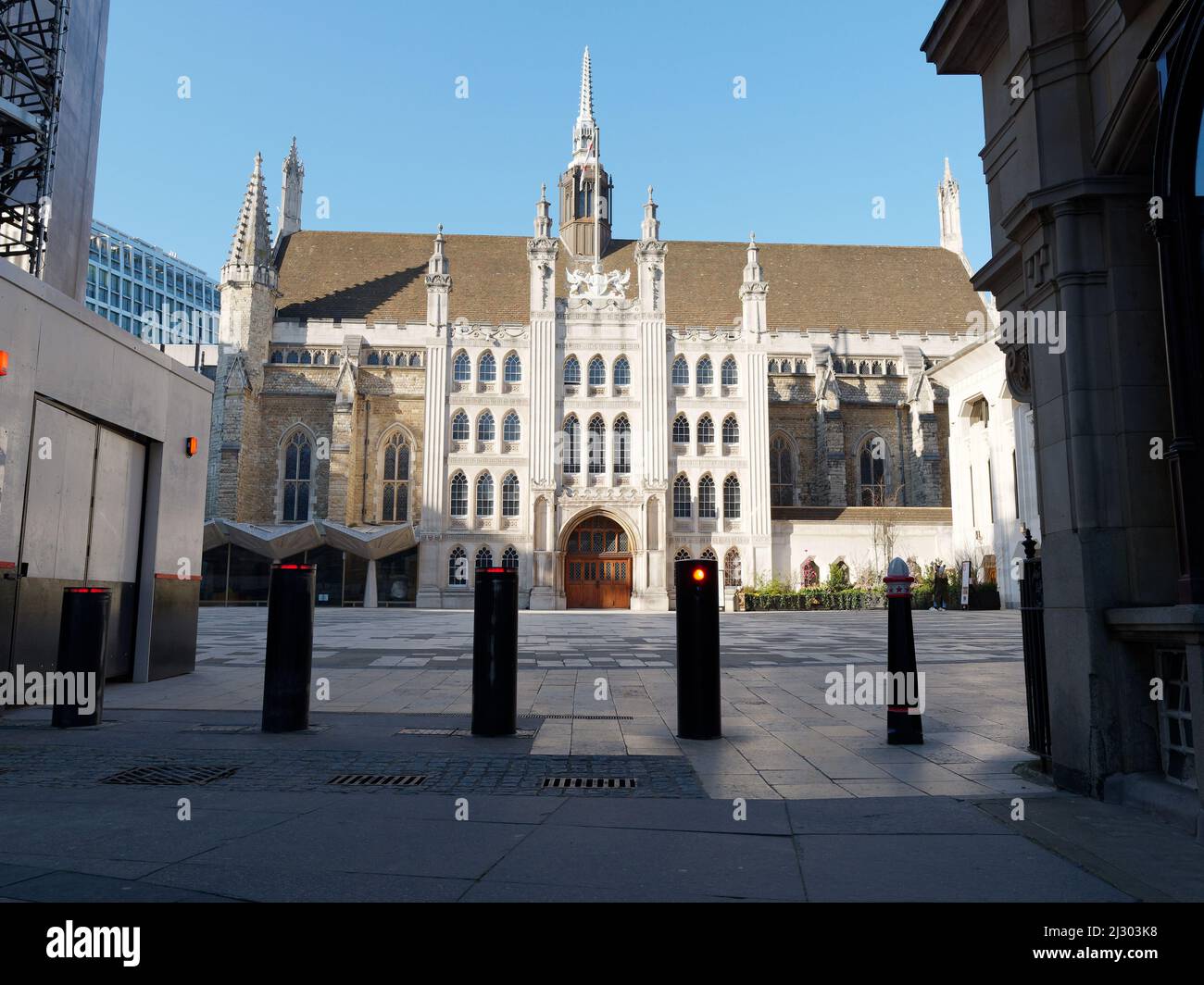 London, Greater London, England, März 19 2022: Verkehrspoller vor der Guildhall in der City of London Stockfoto