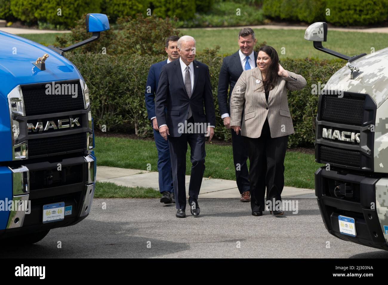 Der US-Präsident Joe Biden, die Praktikantin der LKW-Fahrer Maria Rodriguez (vorne rechts), der US-Verkehrsminister Pete Buttigieg (links hinten) und der ehemalige Kongressabgeordnete Patrick Murphy (rechts hinten) kommen an, um sich zu den Fortschritten zu äußerten, die beim Trucking-Aktionsplan der Regierung zur Stärkung der Lieferketten im Weißen Haus in Washington, DC, erzielt wurden. Montag, 4. April 2022. Quelle: Chris Kleponis/CNP /MediaPunch Stockfoto