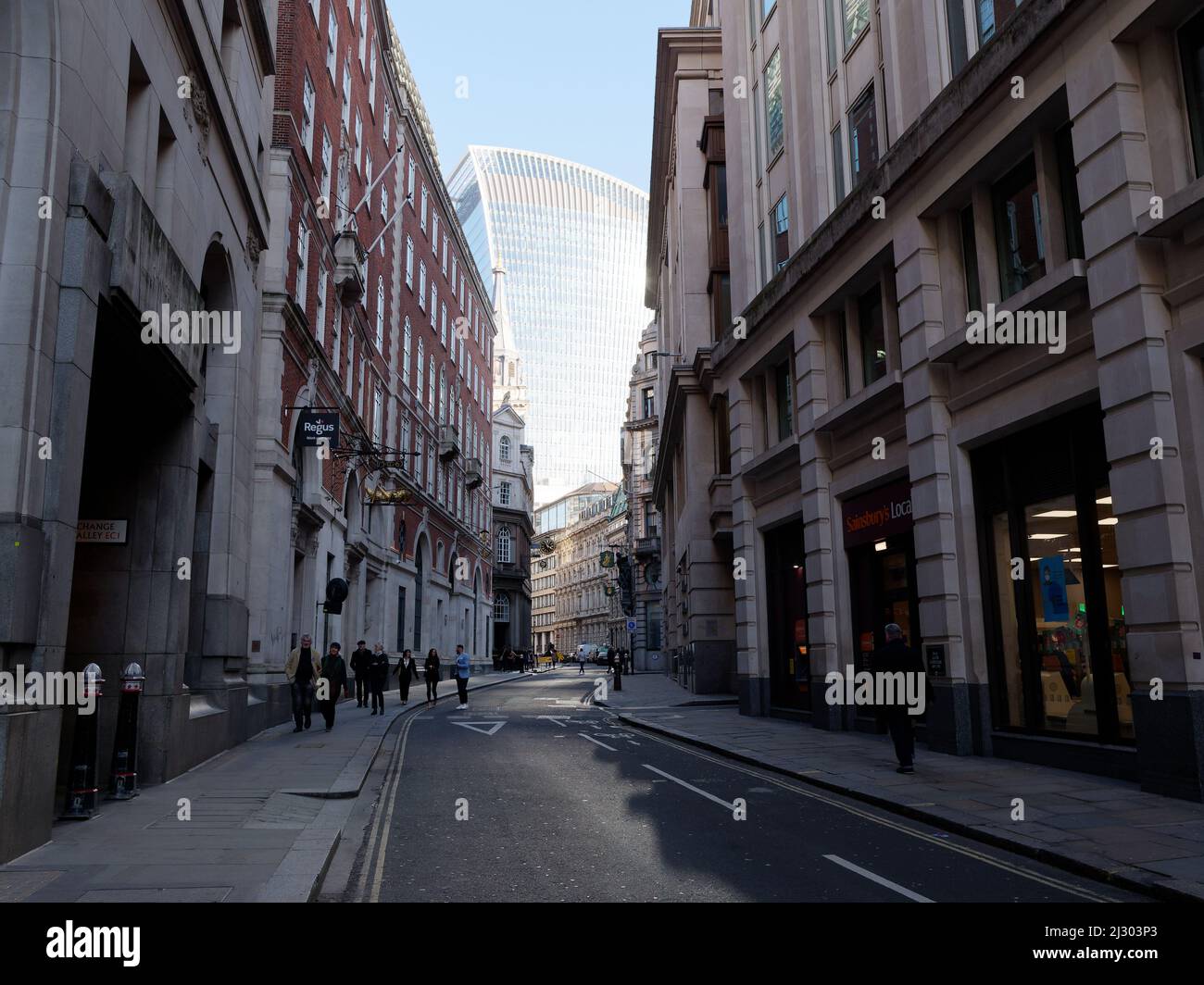 London, Greater London, England, 19 2022. März: Straßenszene mit Blick auf den Wolkenkratzer Walkie Talkie, in dem sich der Sky Garden befindet. Stockfoto