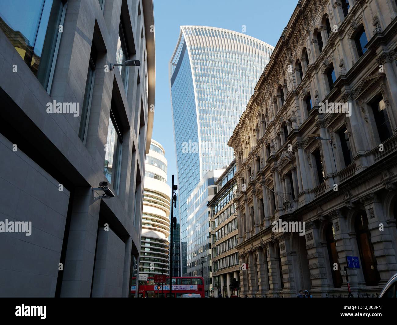 London, Greater London, England, März 19 2022: Walkie Talkie Wolkenkratzer mit einem London Bus unten. Stockfoto