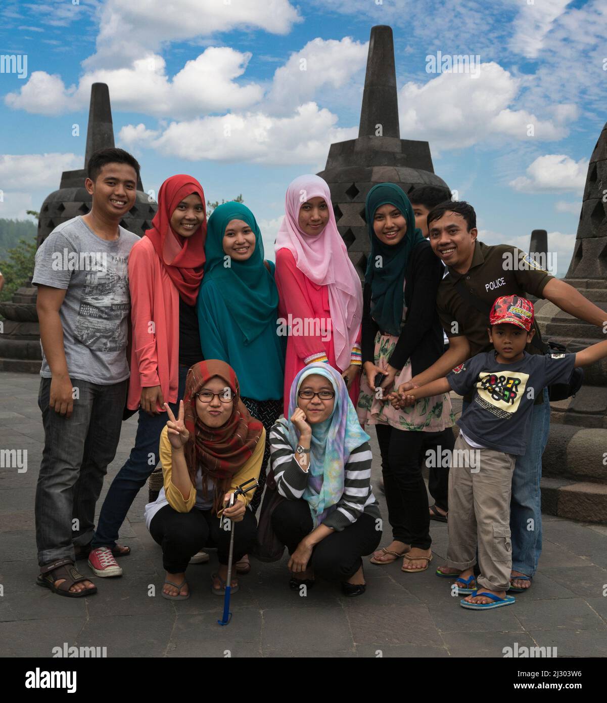 Borobudur, Java, Indonesien.  Gruppe von indonesischen Touristen posieren für ihr Bild. Stockfoto