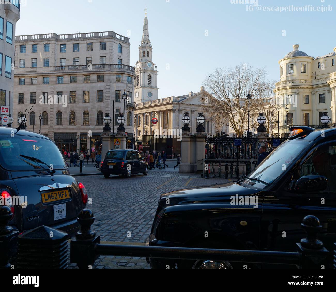 London, Greater London, England, März 19 2022: Taxistand vor der Charing Cross Station mit St. Martin in der Fields Kirche im Hintergrund. Stockfoto