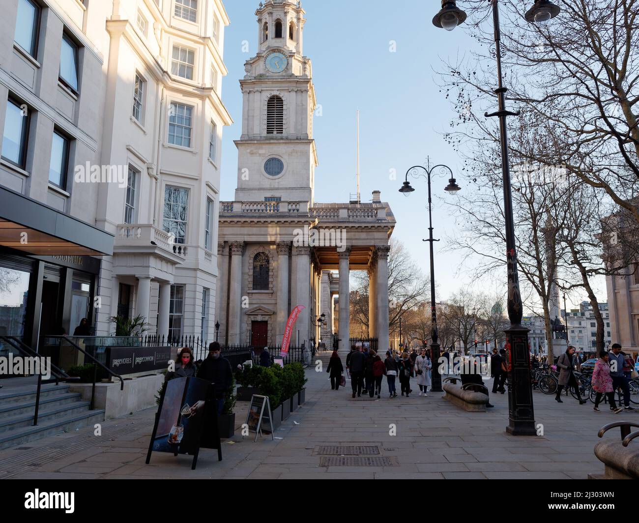 London, Greater London, England, März 19 2022: St. Martin in the Fields Church mit Touristen vor dem Hotel und Trafalgar Square auf der rechten Seite. Stockfoto