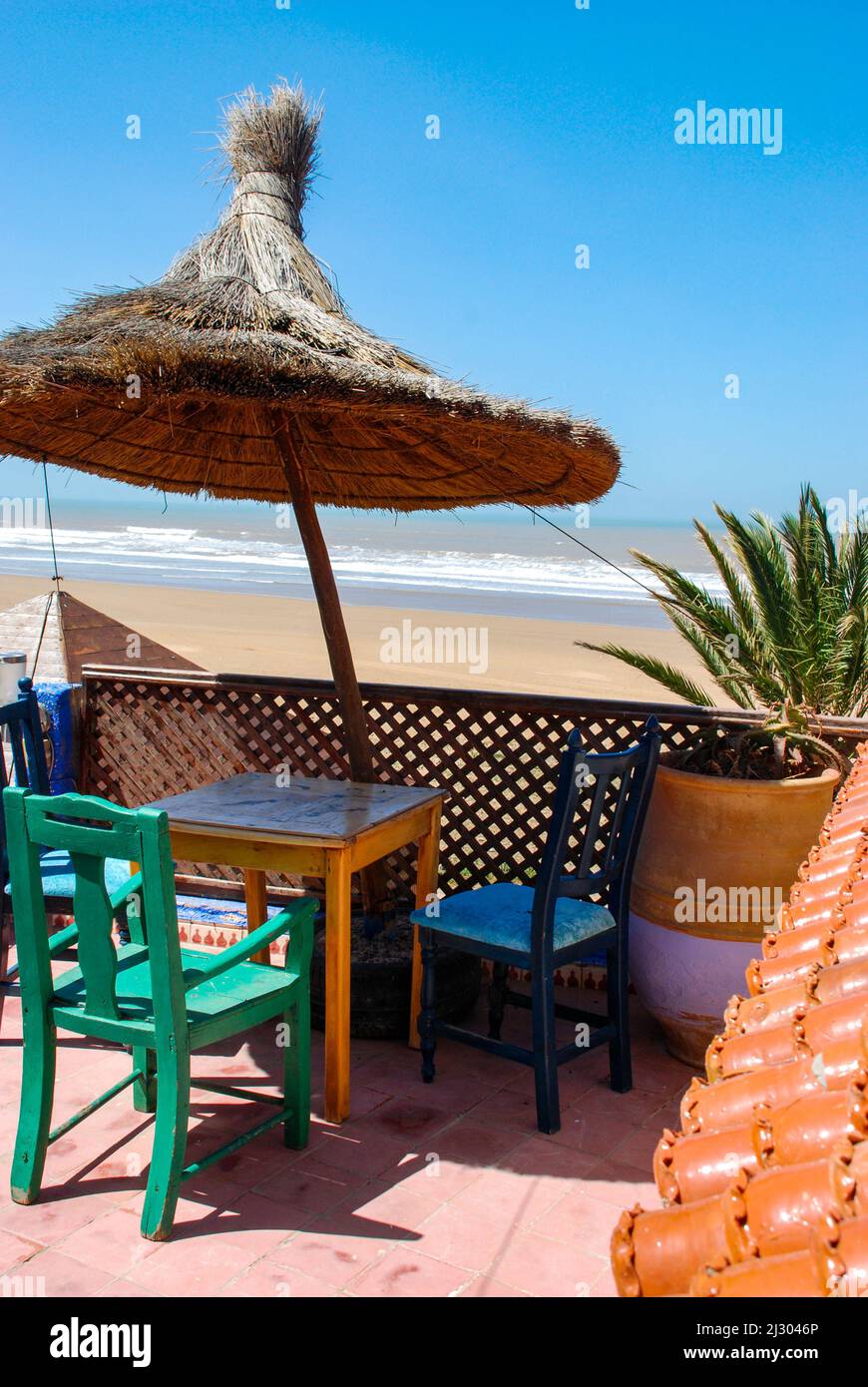 Eine Terrasse mit Blick auf den Strand von Sidi Kouki in Marokko Stockfoto
