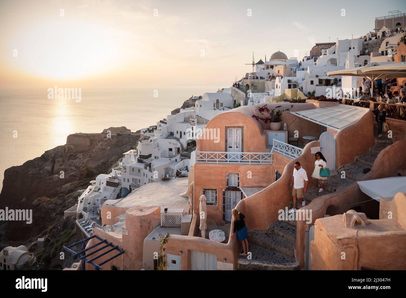 Sonnenuntergang mit Blick über Oia, Windmühle, Santorini, Santorin, Kykladen, Ägäis, Mittelmeer, Griechenland, Europa Stockfoto