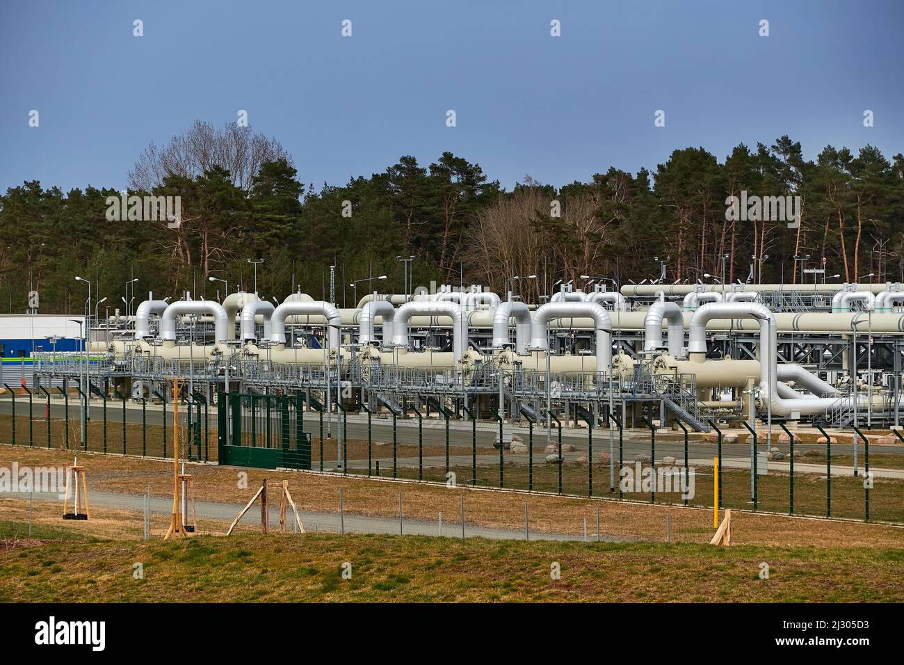 Lubmin, Mecklenburg-Vorpommern - 3. April 2022: Gasleitungen, Anschlüsse, Ausrüstung und Druckminderer am Standort NordStre von Gazprom Stockfoto