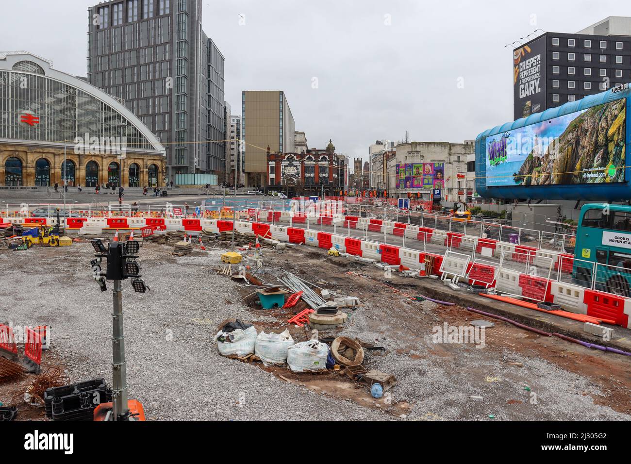 Straßenarbeiten vor der Liverpool Lime Street Station 2022 Stockfoto