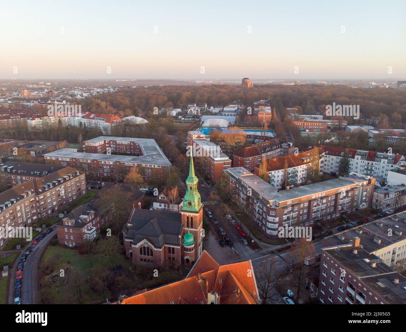 Drohnenaufnahme von Hamburg bei Sonnenaufgang. Die Skyline von Hamburg über den Gebäuden und Kanälen kann bei Sonnenaufgang gesehen werden. Stockfoto