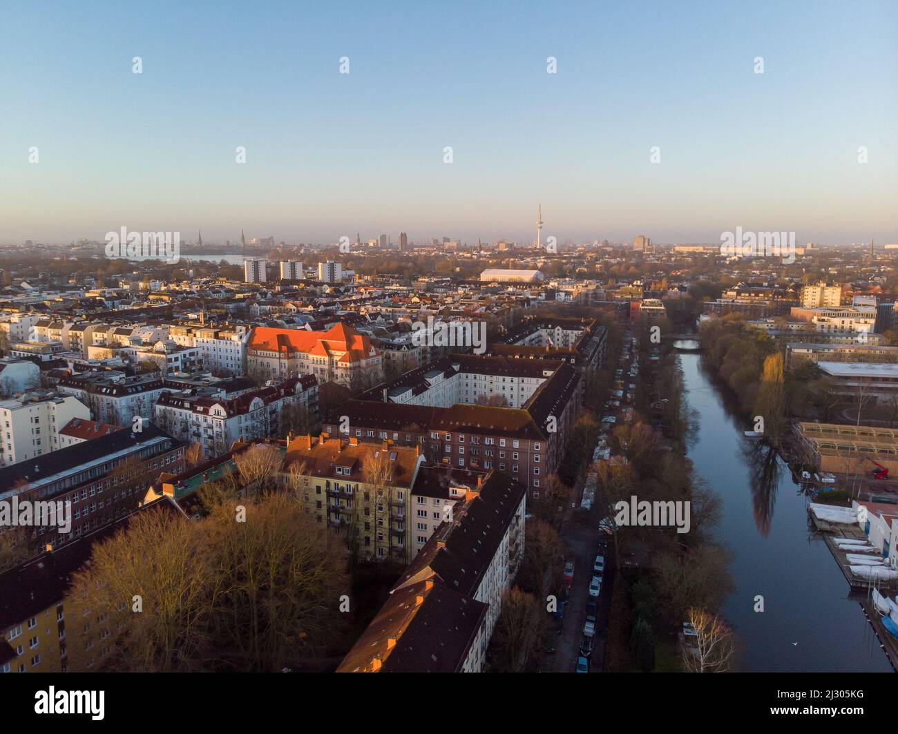 Drohnenaufnahme von Hamburg bei Sonnenaufgang. Die Skyline von Hamburg über den Gebäuden und Kanälen kann bei Sonnenaufgang gesehen werden. Stockfoto