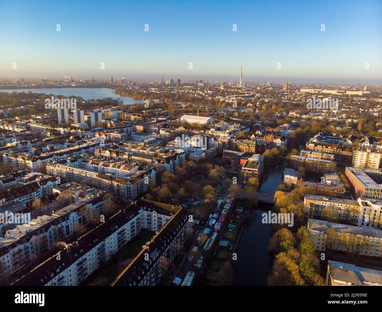Drohnenaufnahme von Hamburg bei Sonnenaufgang. Die Skyline von Hamburg über den Gebäuden und Kanälen kann bei Sonnenaufgang gesehen werden. Stockfoto