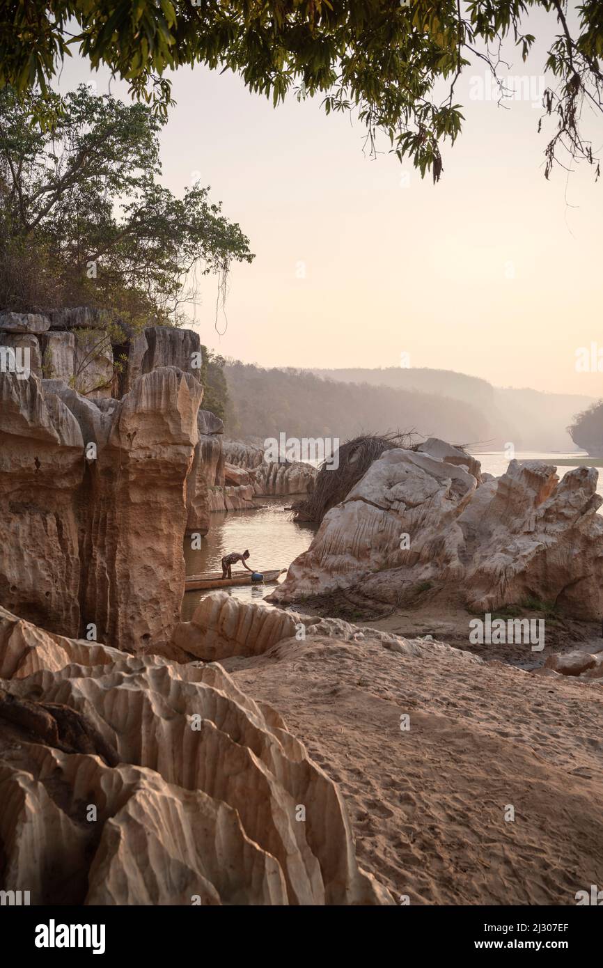 Frau im Boot, die Wasser aus dem Fluss Manambolo, dem Nationalpark Tsingy de Bemaraha, Bekopaka, Madagaskar, der Provinz Mahajanga, Afrika, UNESCO-Weltkulturerbe Stockfoto