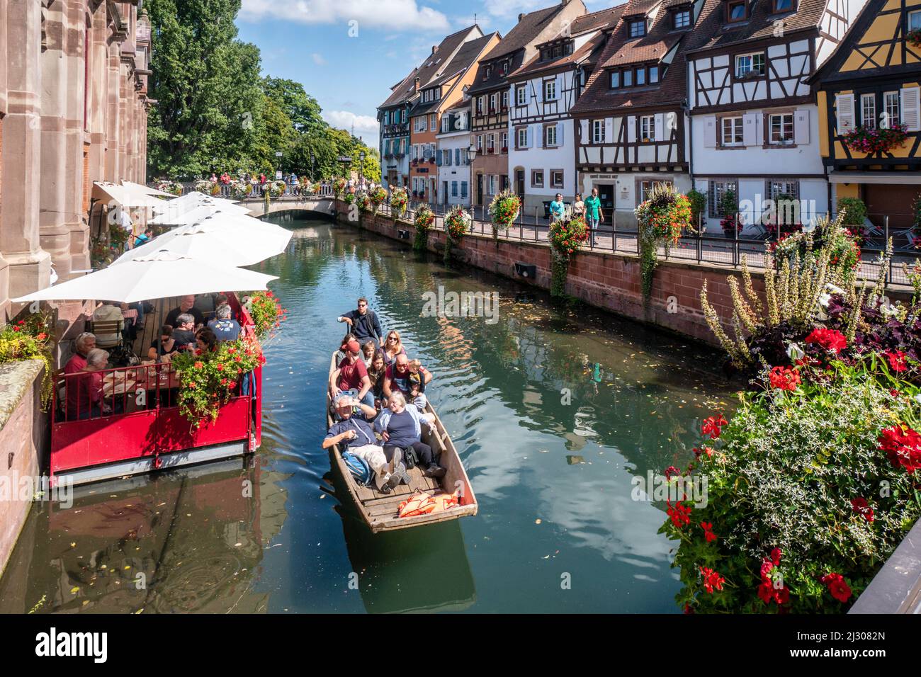 Fachwerkhäuser in Little Venice, Holzboot mit Touristen, Kanal, Colmar, Elsass, Frankreich, Europa Stockfoto