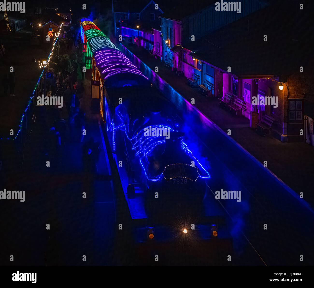 Lokomotive 7828 Odney Manor zieht den beleuchteten Weihnachtszug