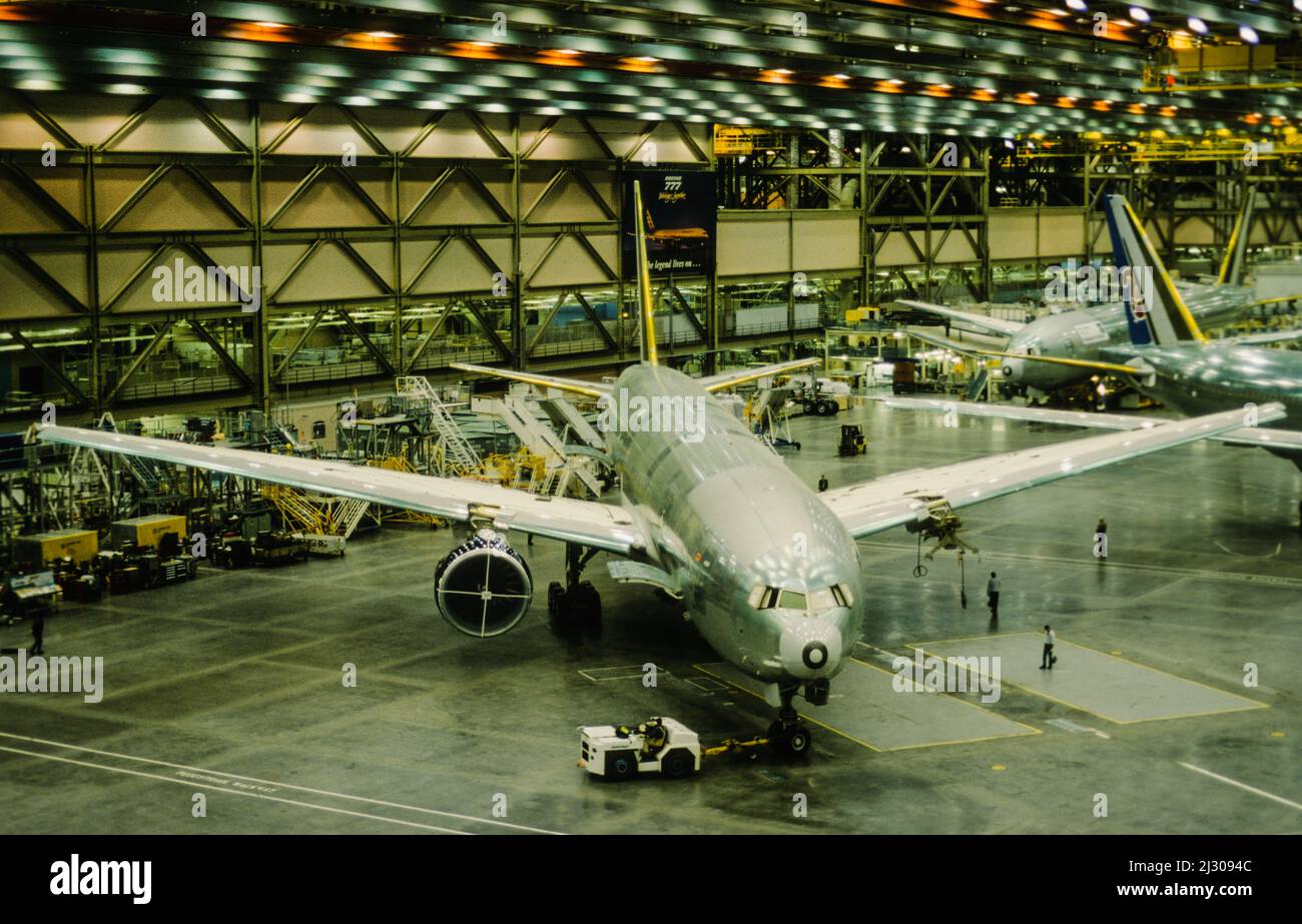 Produktionslinie der Boeing 777 am Standort in Everett bei Seattle. Flugzeuge, die darauf warten, dass die Triebwerke montiert werden. Während der Errichtung wurde die Produktionshalle als größtes Gebäude der Welt bezeichnet. Stockfoto